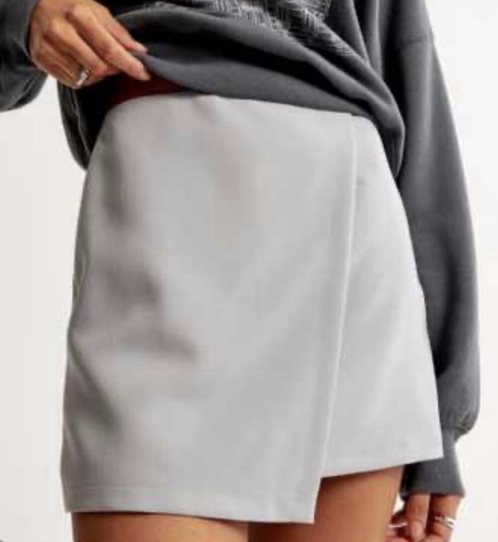 Abercrombie Scarlett Mid Rise Mini Skort Gray Medium Office Minimalist Preppy
